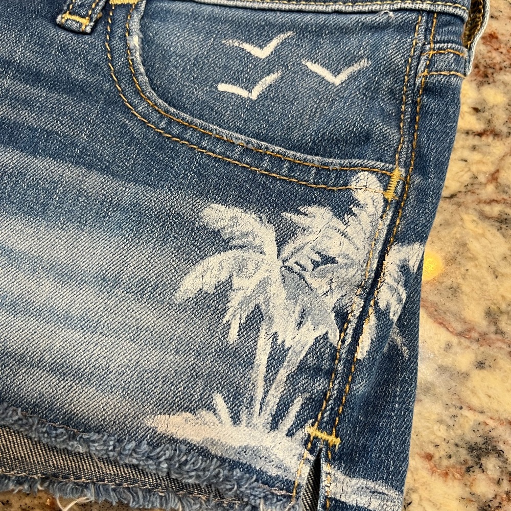 Really cute and rare Hollister like new palm tree jean short.